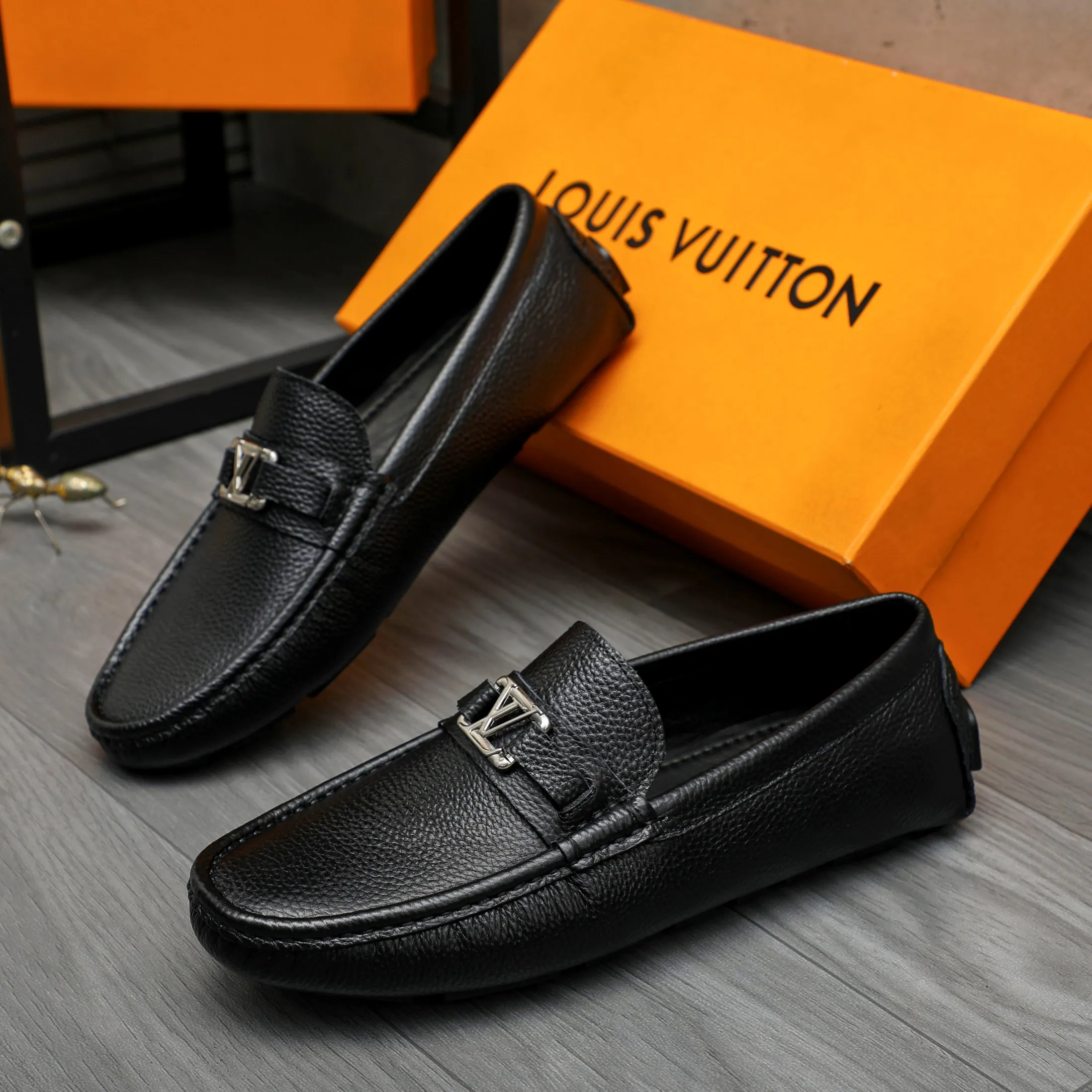 Men's shoes 💰p420 Product trademark: LV (Louis Vuitton) casual slip-on men's shoes Regular size: 38-44 Product materials: Selected pebbled cowhide upper, sheepskin lining, original rubber outsole